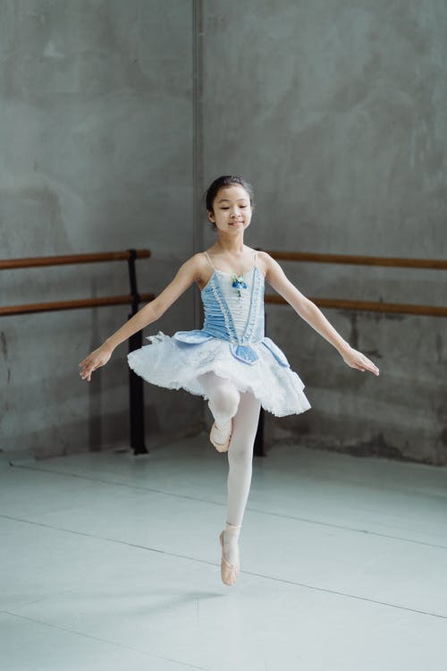优雅的芭蕾舞演员在芭蕾舞课上tip脚尖跳 · 免费素材图片