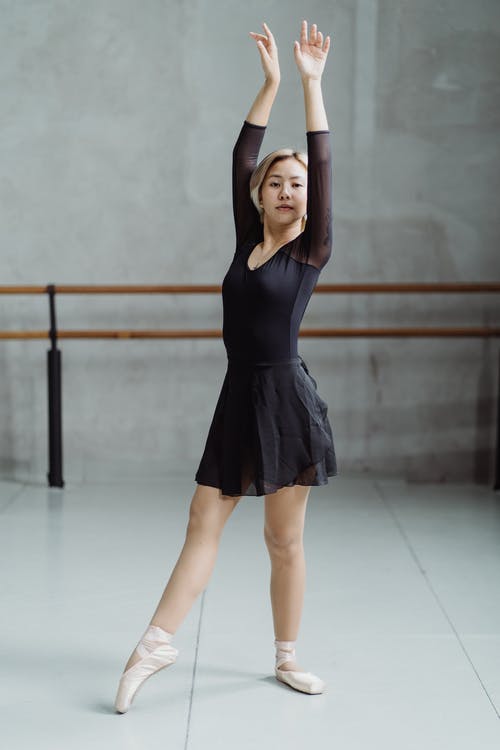 民族芭蕾舞演员在工作室里做舞蹈动作 · 免费素材图片