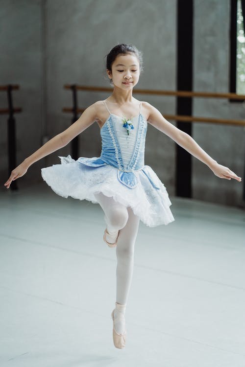 积极的芭蕾舞女孩在工作室表演舞蹈运动 · 免费素材图片