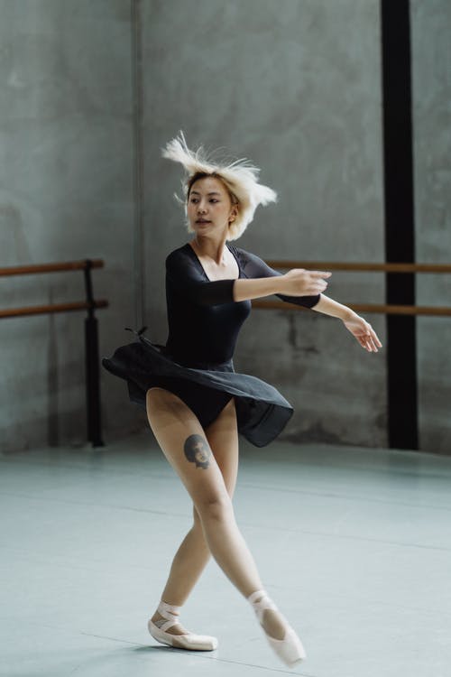 亚洲芭蕾舞女演员与飞舞的头发在工作室中跳舞 · 免费素材图片