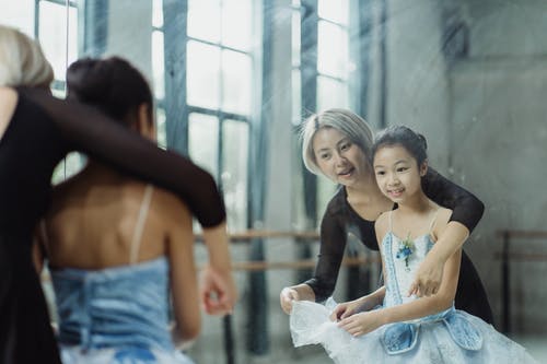 快乐的亚洲女孩与芭蕾课的老师 · 免费素材图片
