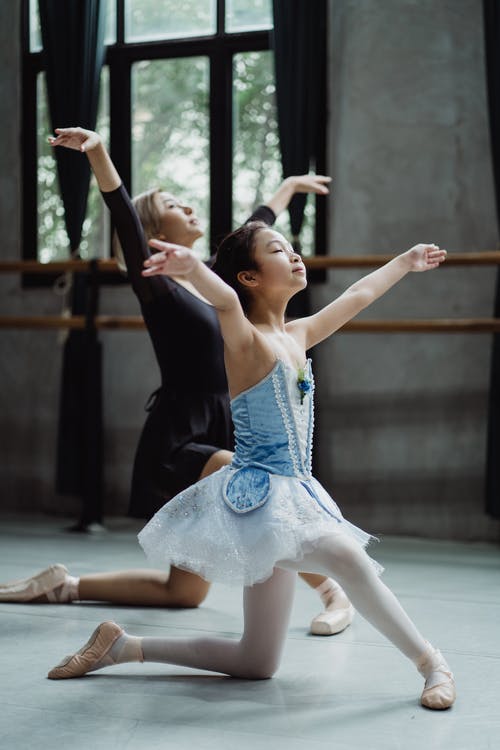 优雅的亚洲芭蕾舞演员与学习舞蹈的女孩 · 免费素材图片