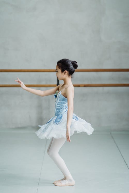 小女孩在工作室里跳舞芭蕾舞 · 免费素材图片
