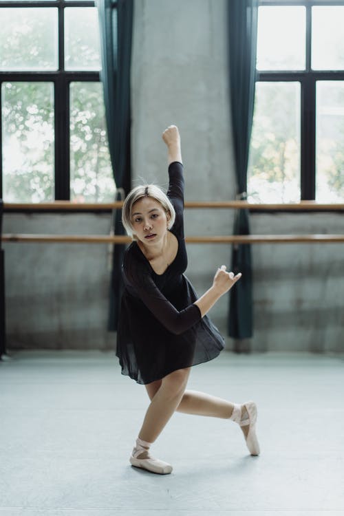 做尊敬的亚裔女性跳芭蕾舞者在演播室 · 免费素材图片