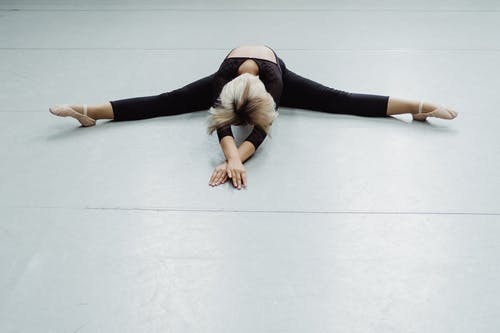 不可识别的芭蕾舞演员做分裂和伸展身体 · 免费素材图片