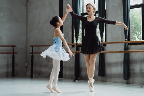 芭蕾舞女演员与老师在演播室跳舞 · 免费素材图片