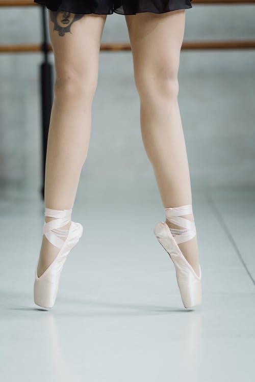 在芭蕾舞学校school脚露面露面芭蕾舞女演员 · 免费素材图片