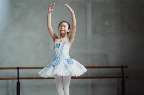 优美的民族小芭蕾舞演员在工作室中跳舞 · 免费素材图片