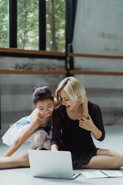 有女孩的愉快的亚裔妇女在有膝上型计算机的芭蕾演播室 · 免费素材图片