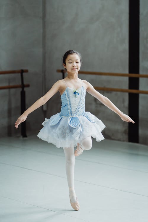 脚尖芭蕾舞服的芭蕾舞演员 · 免费素材图片