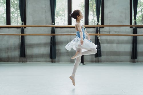 芭蕾舞短裙跳芭蕾舞学校的芭蕾舞女演员女孩 · 免费素材图片