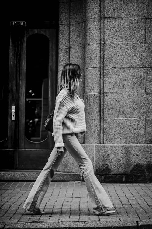 有关单色, 垂直拍摄, 女人的免费素材图片