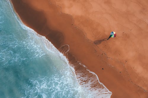 沙滩，五颜六色的雨伞，在阳光明媚的日子 · 免费素材图片