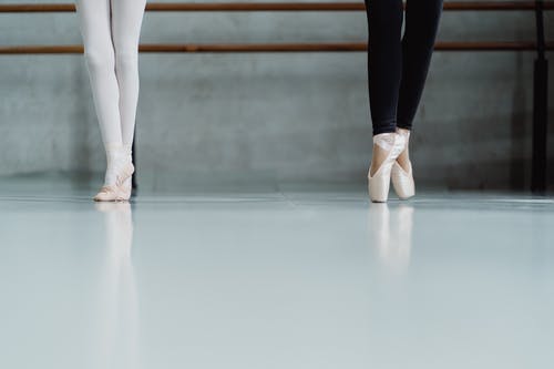 匿名芭蕾舞演员在演播室表演普安特技巧 · 免费素材图片
