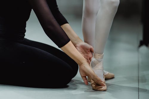 在舞蹈课上支持初学者芭蕾舞演员的女作物 · 免费素材图片