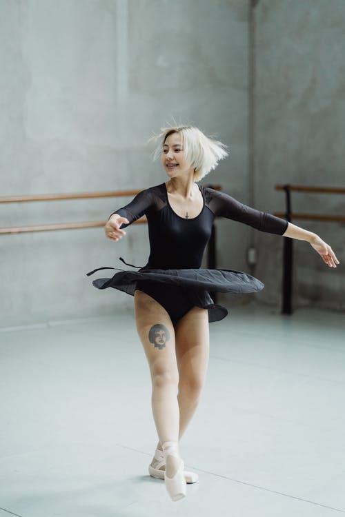 芭蕾舞女演员在舞蹈训练中旋转 · 免费素材图片