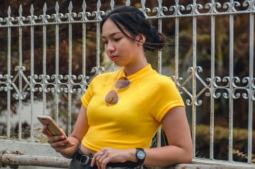 有关倚, 垂直拍摄, 墨镜的免费素材图片