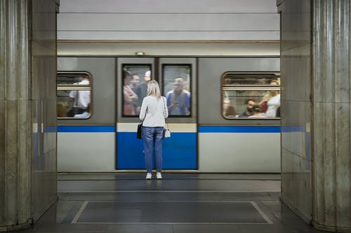 有关地铁月台, 地铁站, 女人的免费素材图片
