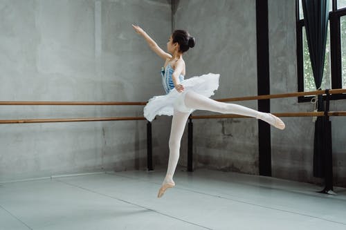 芭蕾舞女演员女孩优雅地跳跃和在工作室里跳舞芭蕾舞 · 免费素材图片