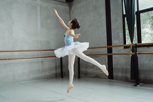 芭蕾舞女演员在宽敞的工作室与巴利跳舞 · 免费素材图片
