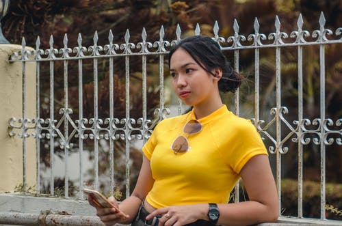 有关倚, 垂直拍摄, 墨镜的免费素材图片