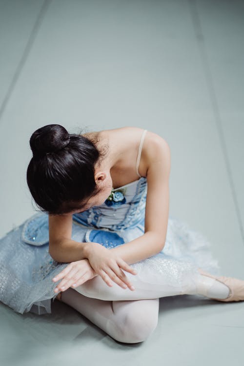 芭蕾舞女演员在工作室里练习古典芭蕾舞蹈 · 免费素材图片