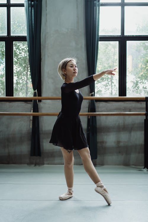 足尖舞在工作室里优美的民族芭蕾舞演员 · 免费素材图片