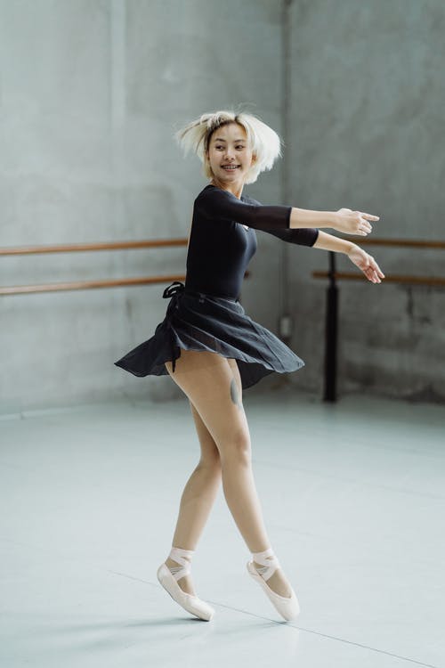 足尖鞋和紧身衣跳舞在工作室的芭蕾舞女演员 · 免费素材图片