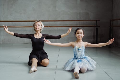 亚洲优美的女孩做芭蕾动作与教练 · 免费素材图片