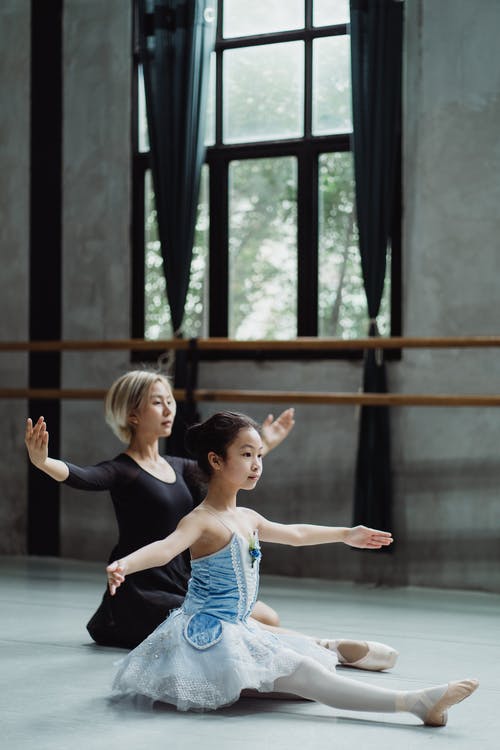 优美的亚洲女孩舞蹈老师后重复动作 · 免费素材图片