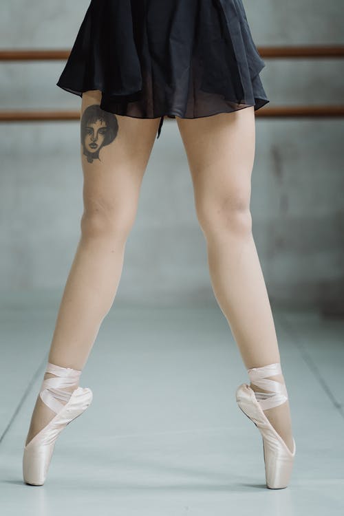 在工作室的普安特鞋上face脚露面露面芭蕾舞女演员 · 免费素材图片