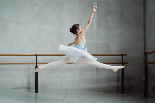 优雅的芭蕾舞演员在工作室里做麻绳跳 · 免费素材图片
