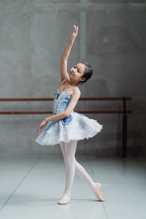 小亚洲芭蕾舞演员站在工作室 · 免费素材图片