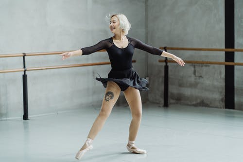 性格开朗的芭蕾舞演员在工作室里练习舞蹈 · 免费素材图片