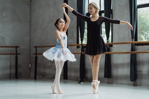 芭蕾舞老师和女孩跳舞 · 免费素材图片