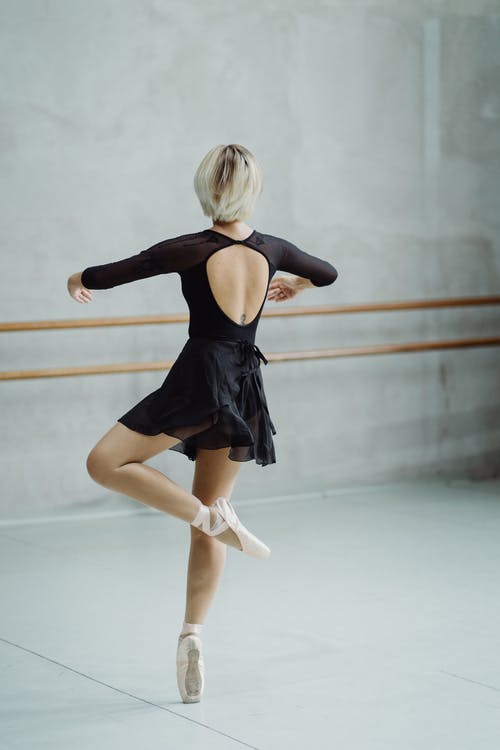 芭蕾舞女演员在舞蹈课上tip脚尖站立 · 免费素材图片