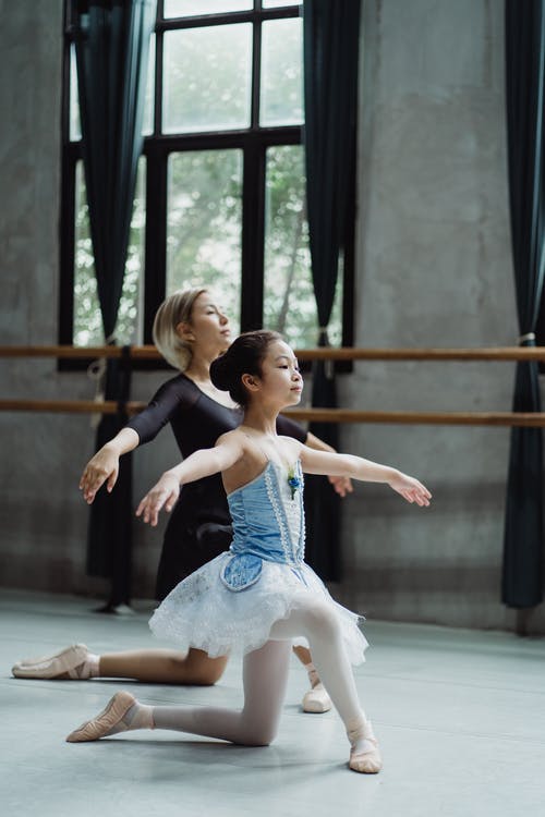 小族裔芭蕾舞演员与教练练习芭蕾舞 · 免费素材图片