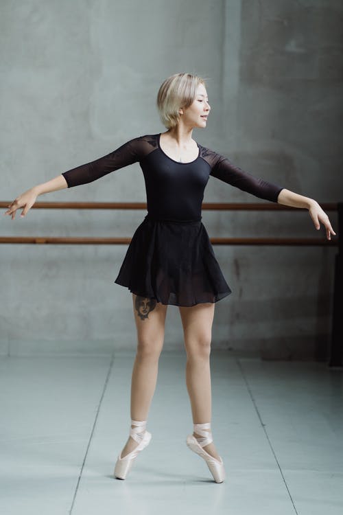 苗条的芭蕾舞演员在工作室表演舞蹈 · 免费素材图片