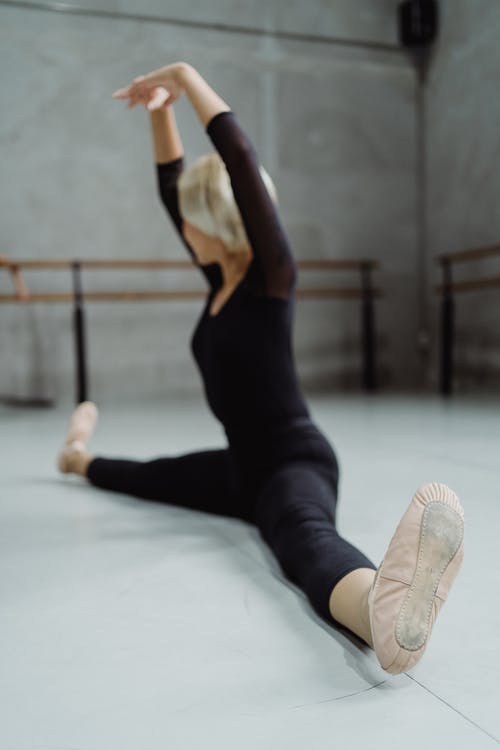 苗条的芭蕾舞演员练习举起双手 · 免费素材图片