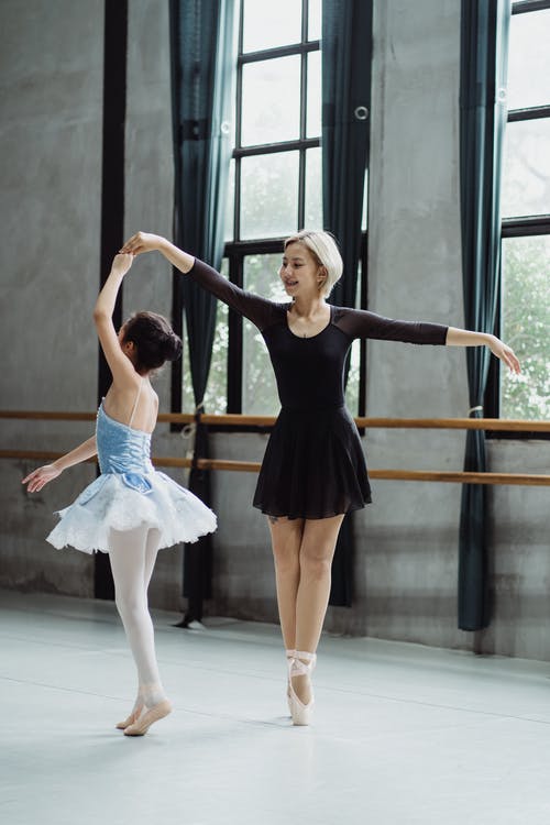 芭蕾舞女演员在工作室里和女孩跳舞 · 免费素材图片