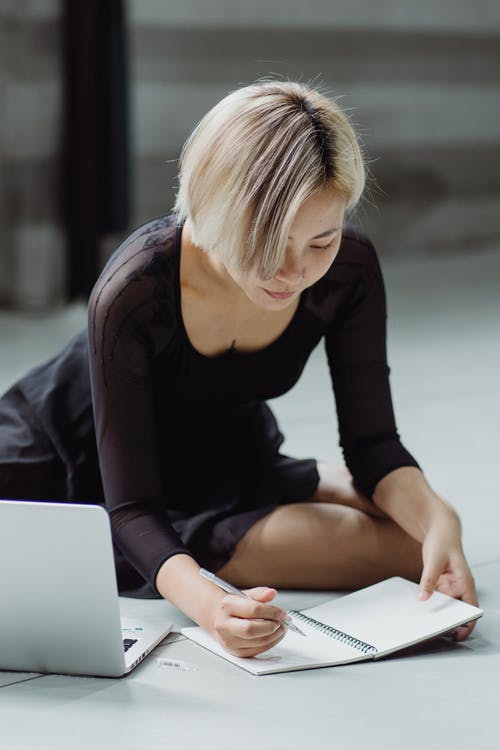 在记事本中集中民族女人写作笔记 · 免费素材图片