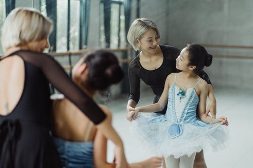 芭蕾舞女演员与老师在镜子附近 · 免费素材图片
