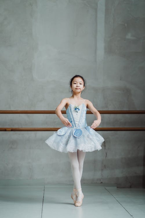 民族芭蕾舞女演员在舞厅里的备脚尖鞋跳舞 · 免费素材图片