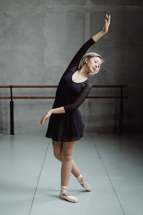 女芭蕾舞演员在工作室表演舞蹈 · 免费素材图片