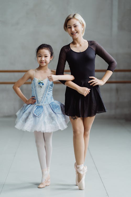 足尖鞋的亚洲芭蕾舞演员 · 免费素材图片