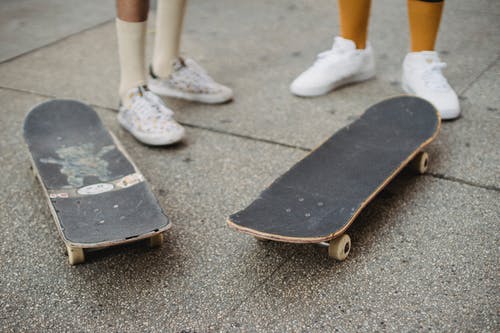 作物不露面溜冰者站在大街上的滑板附近 · 免费素材图片