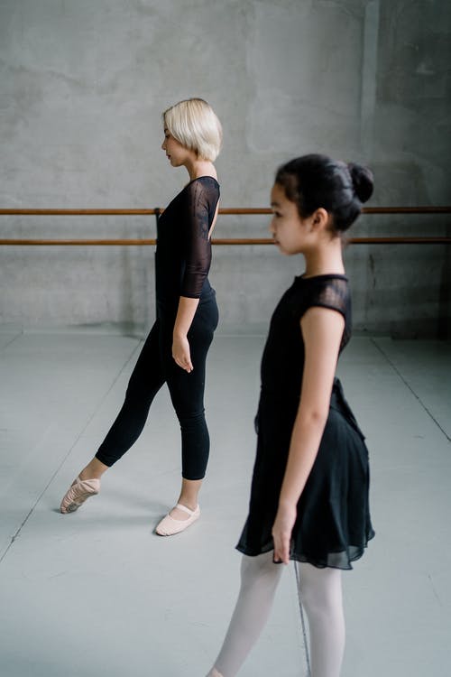 亚洲芭蕾舞演员在工作室练习动作 · 免费素材图片