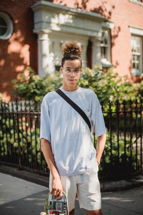 滑板在房子附近的年轻人 · 免费素材图片