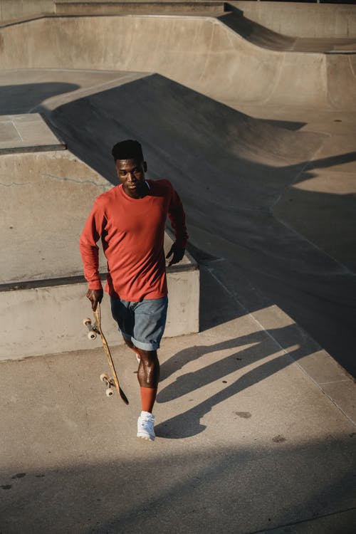 黑人滑板在滑板公园散步 · 免费素材图片