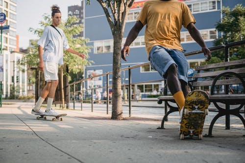 在晴朗的一天在大街上骑滑板的朋友 · 免费素材图片